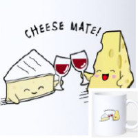 Mug personnalisé fromage et apéro avec des petits fromages qui trinquent avec un verre de vin rouge.