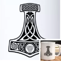 Mug personnalisé viking en céramique blanche avec dessin du marteau de Thor.