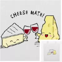 Tote bag apéro et humour avec des fromages qui trinquent à l'apéro, avec la blague cheese mate au lieu de cheers mate inscrite au dessus du dessin. Impression Spreadshirt de qualité.